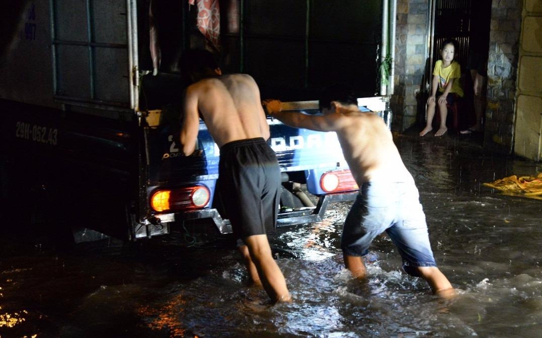 Nguoi Ha Noi day oto, dat xe may trong con mua tam ta nhieu gio hinh anh