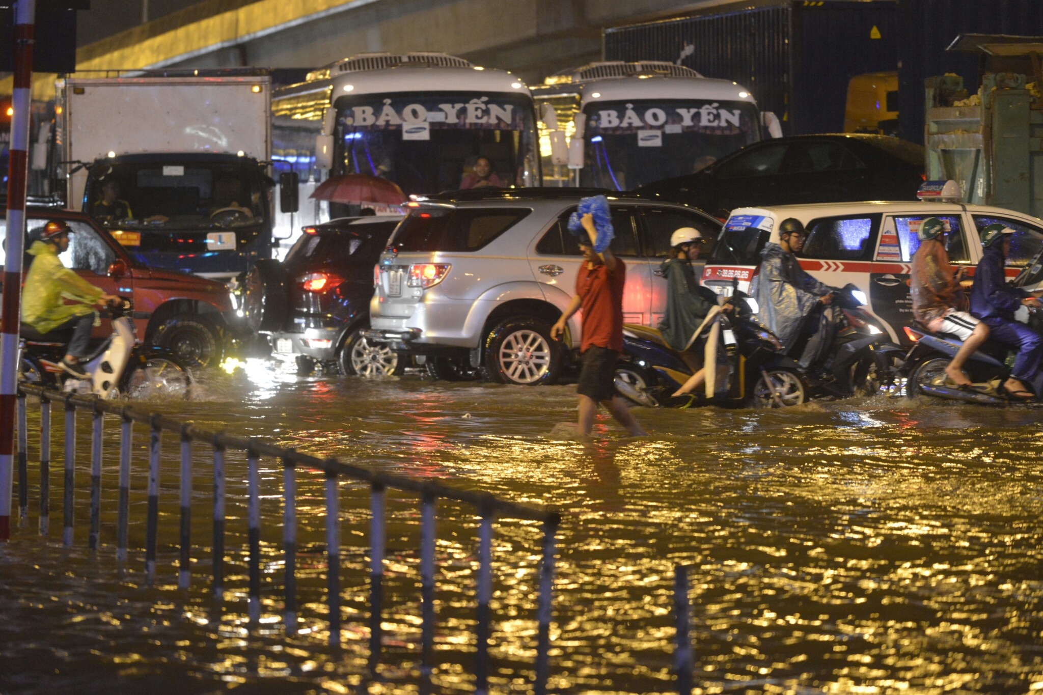 Ha Noi ngap nang vi mua lon anh 7