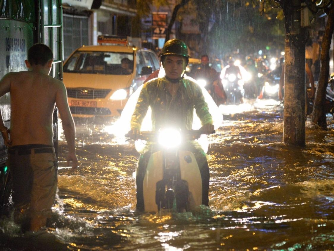 Mua ca tram mm trong it gio, Ha Noi ngap nang hinh anh