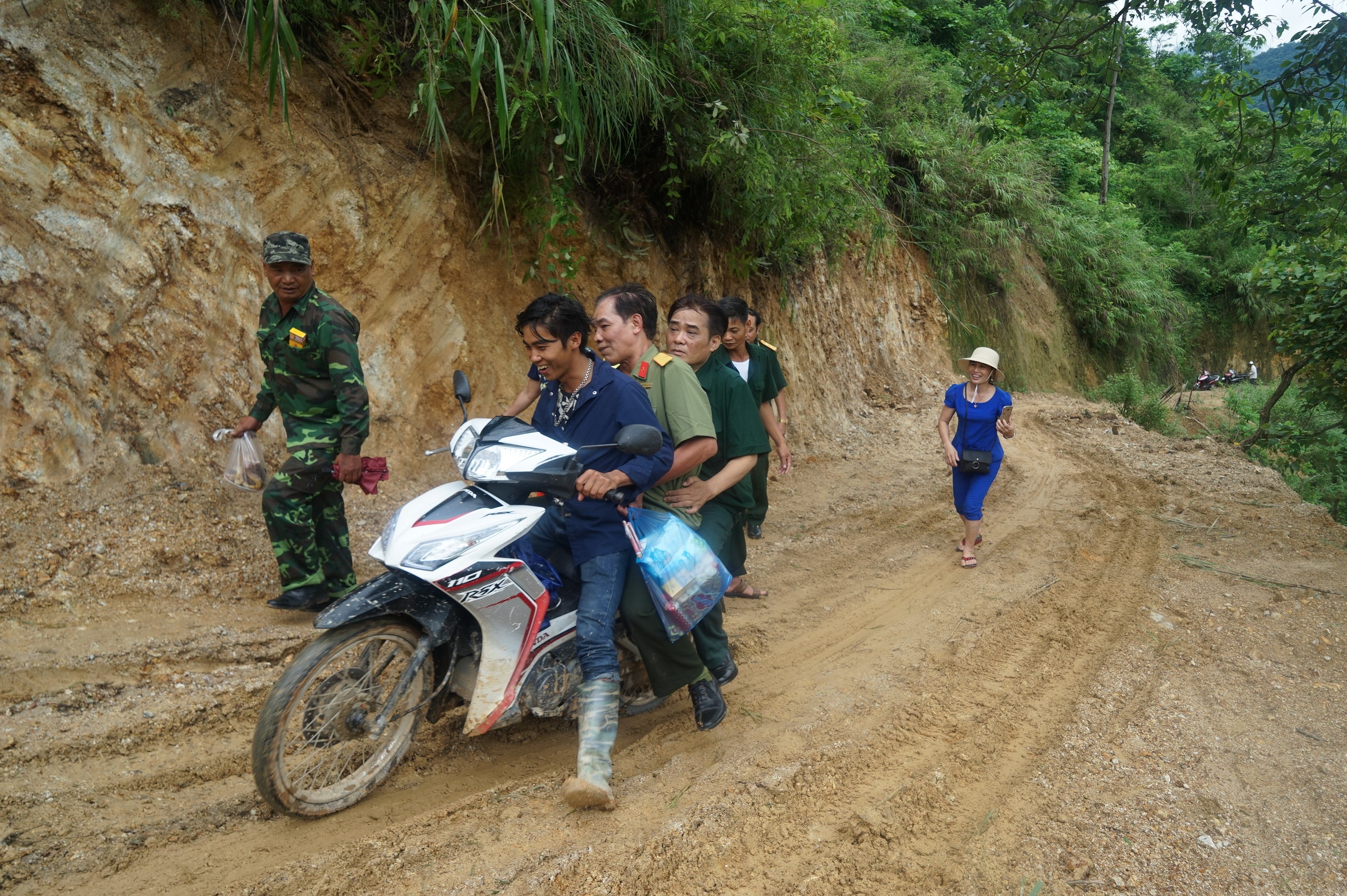 nghin cuu binh Vi Xuyen hanh quan anh 3
