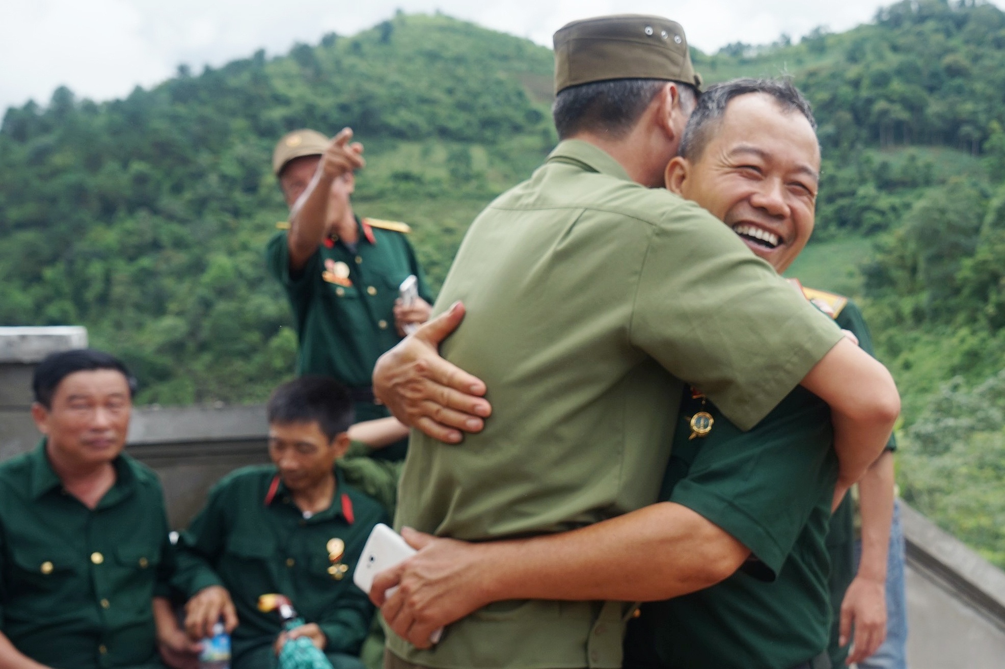 Cuoc hanh quan dac biet cua nghin cuu binh ve chien truong Vi Xuyen hinh anh