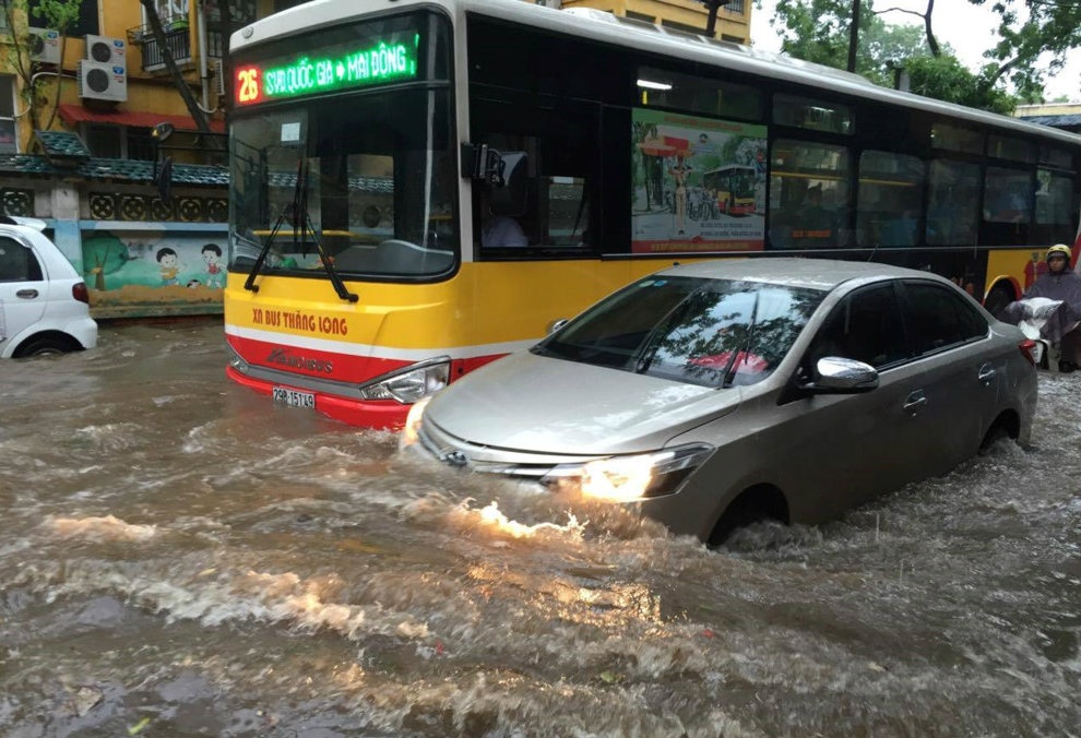 Mien Bac mua rat lon do anh huong cua bao so 2 hinh anh