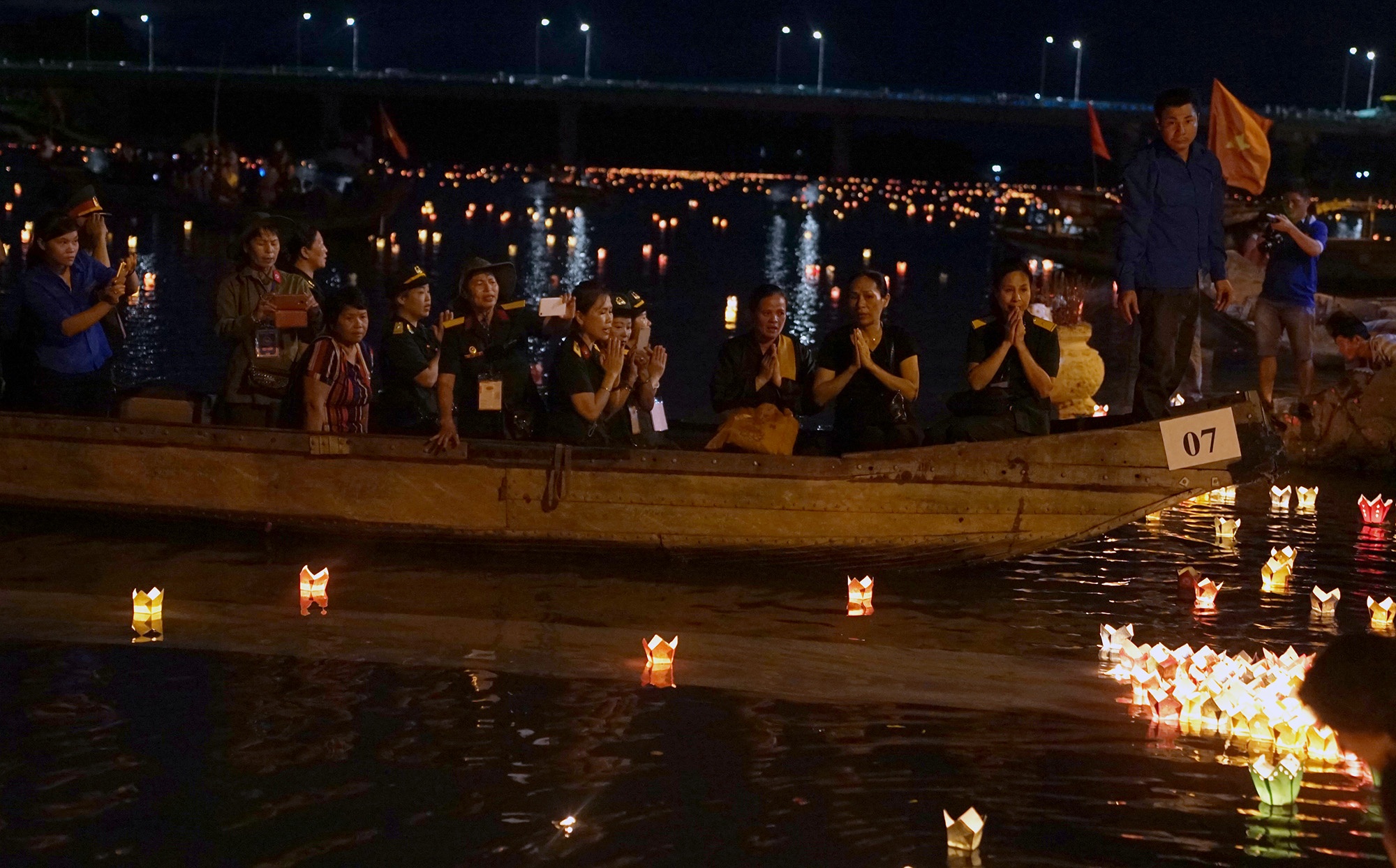 tha hoa dang tri an liet si anh 8