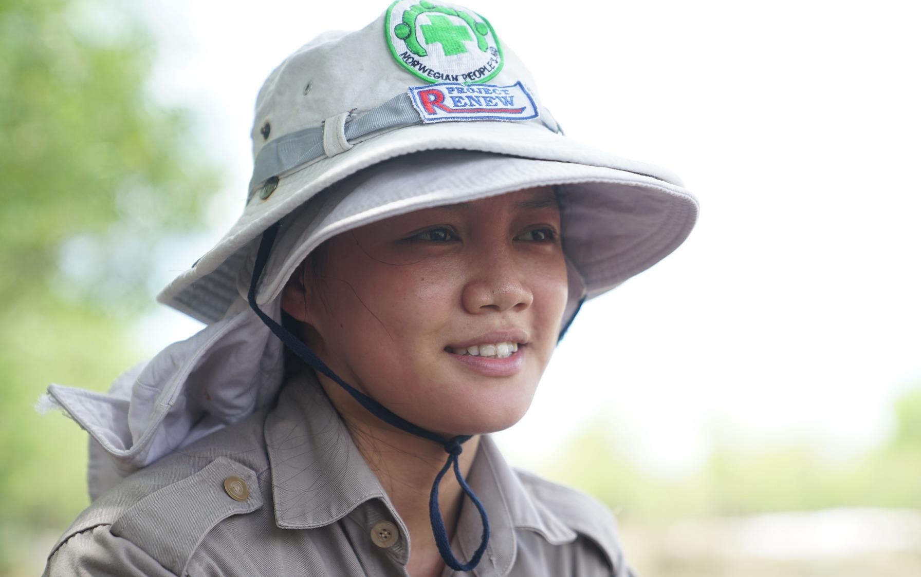 Nhung co gai tuoi 20 ra pha bom, min trong thoi binh hinh anh