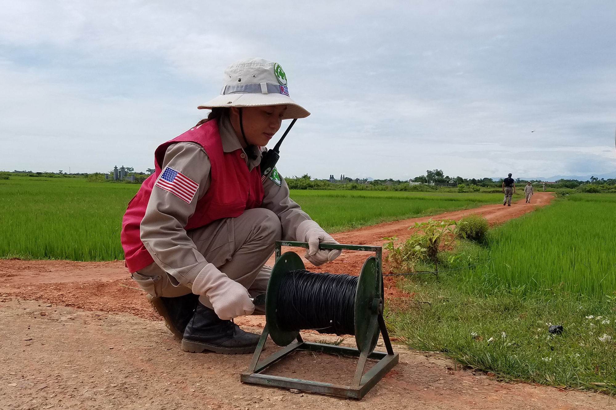 những cô gái phá bom thời bình ảnh 1 nhung co gai pha bom thoi binh anh 1