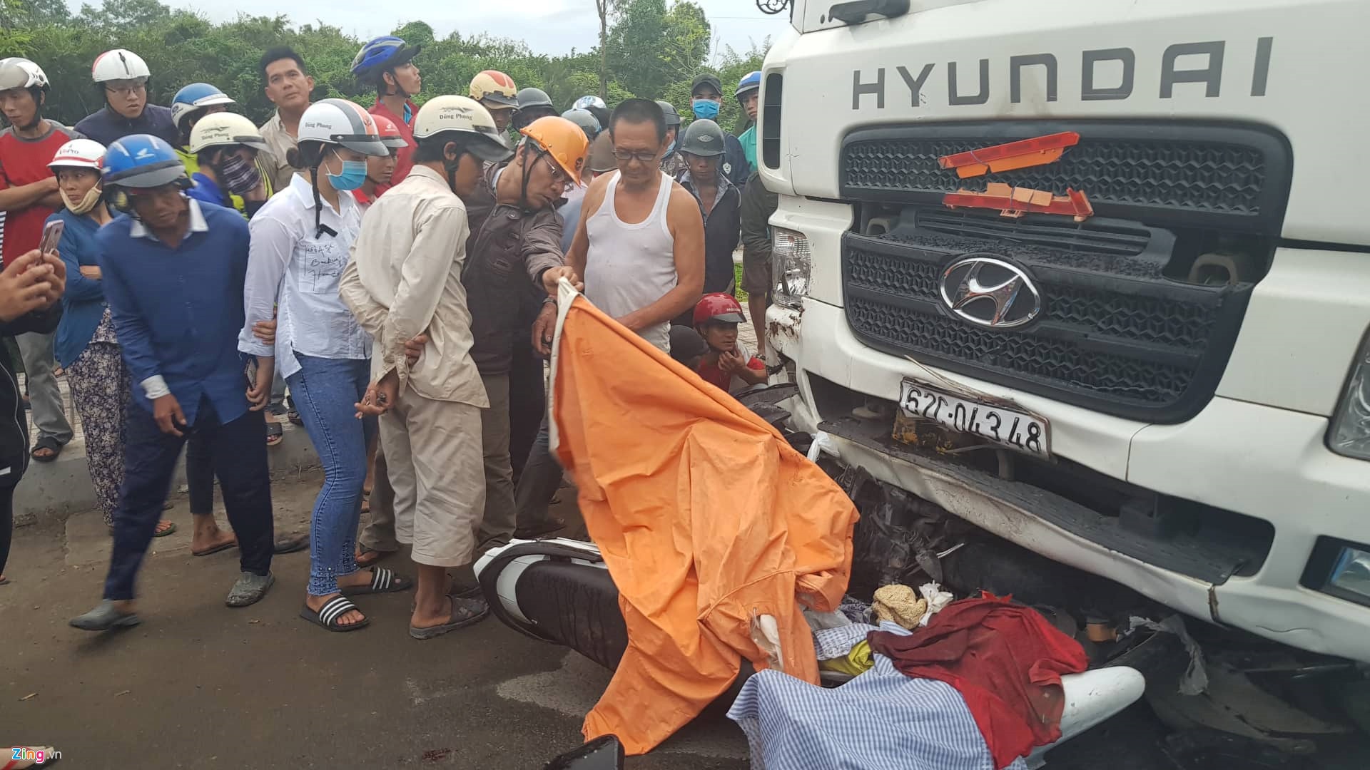 Hien truong vu oto dau keo tong hang loat xe may o Long An hinh anh