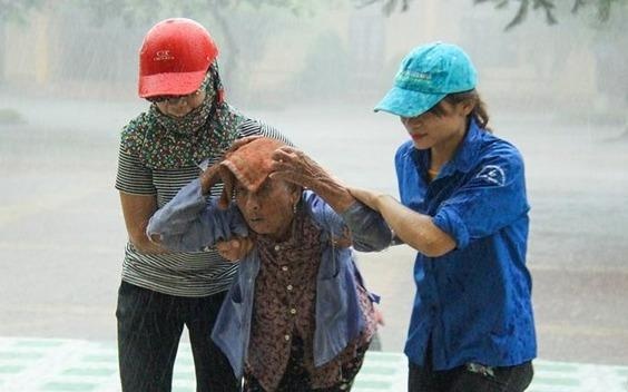 2 tau chim, 2 tau mat lien lac tren bien vi bao so 1 hinh anh