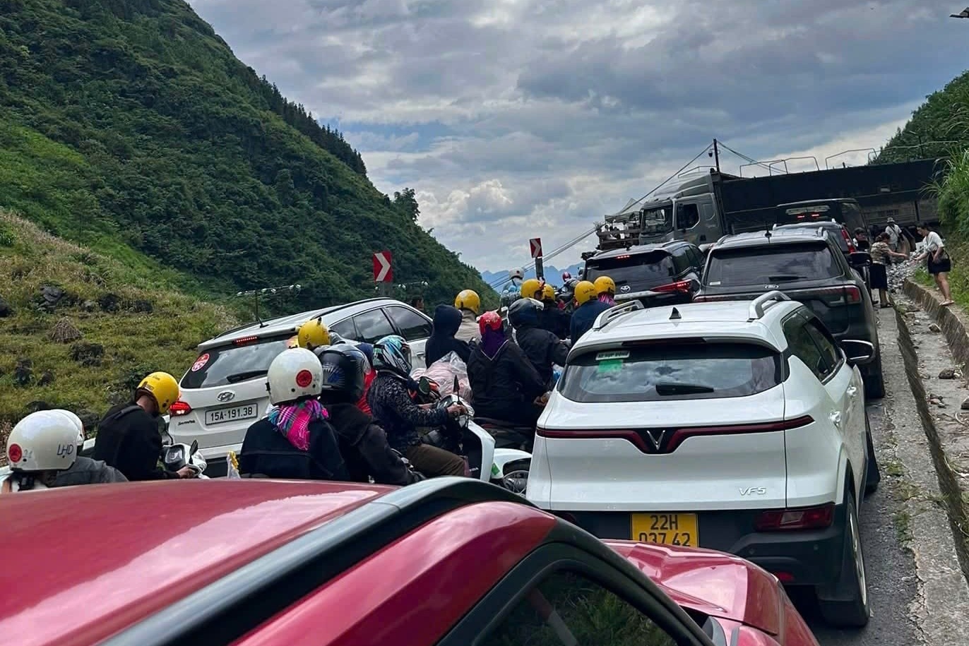 Hàng xe kẹt dài trên đường lên Hà Giang