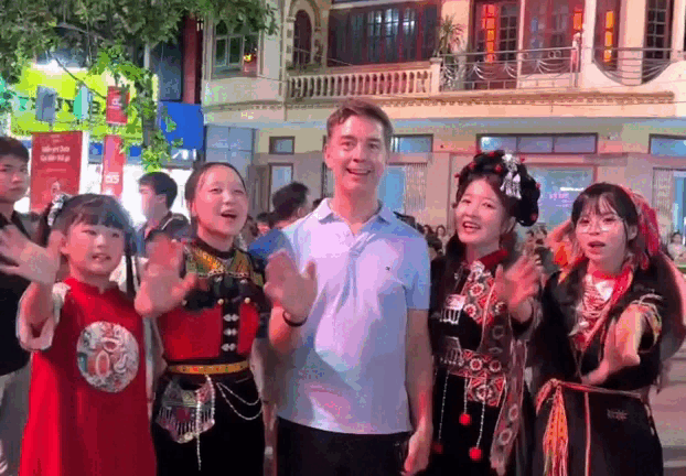 Rủ khách Tây quay TikTok, cô gái bất ngờ gặp Đại sứ EU