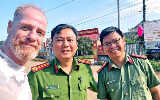 Du kh&aacute;ch ảnh 1