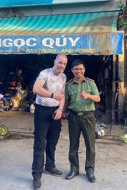 Du kh&aacute;ch ảnh 3
