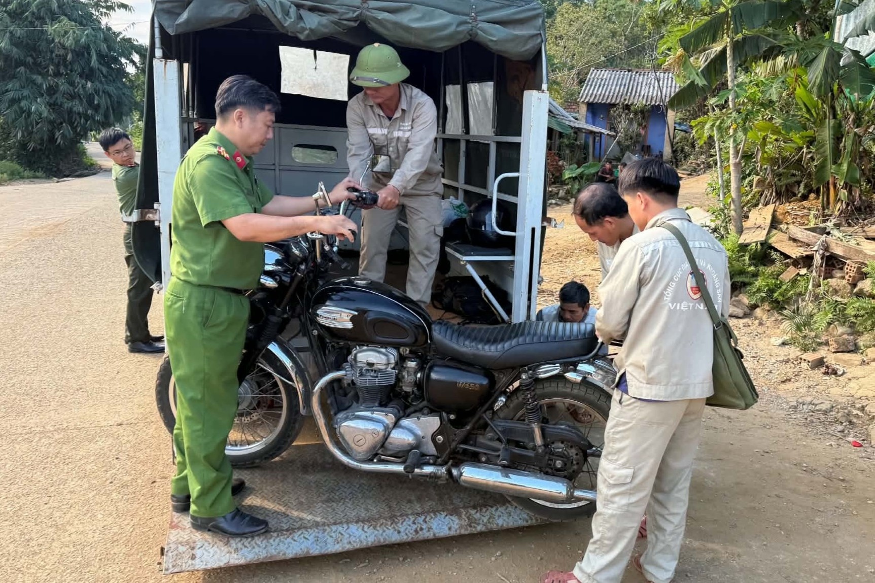 Du kh&aacute;ch ảnh 2