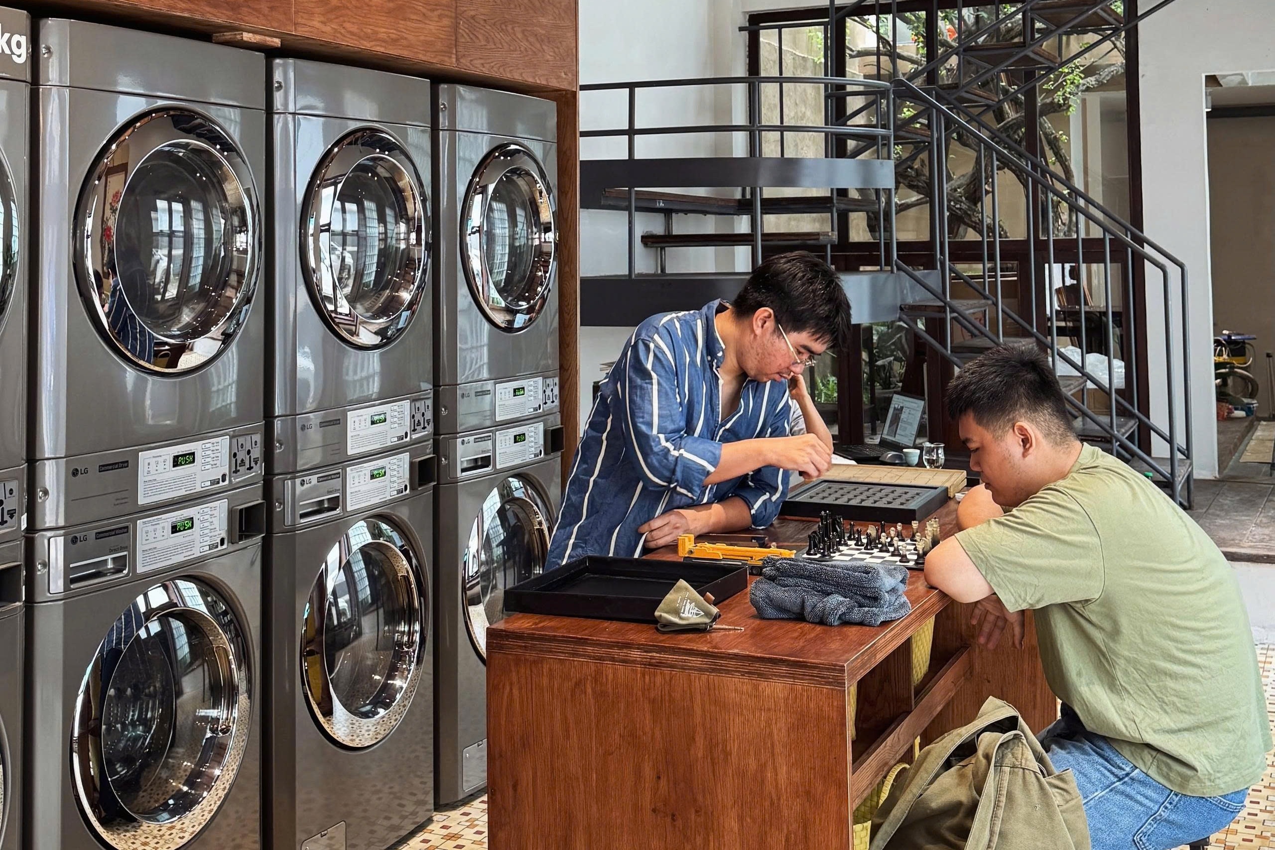 Tiệm trà đạo kết hợp giặt sấy 'độc lạ' ở TP.HCM