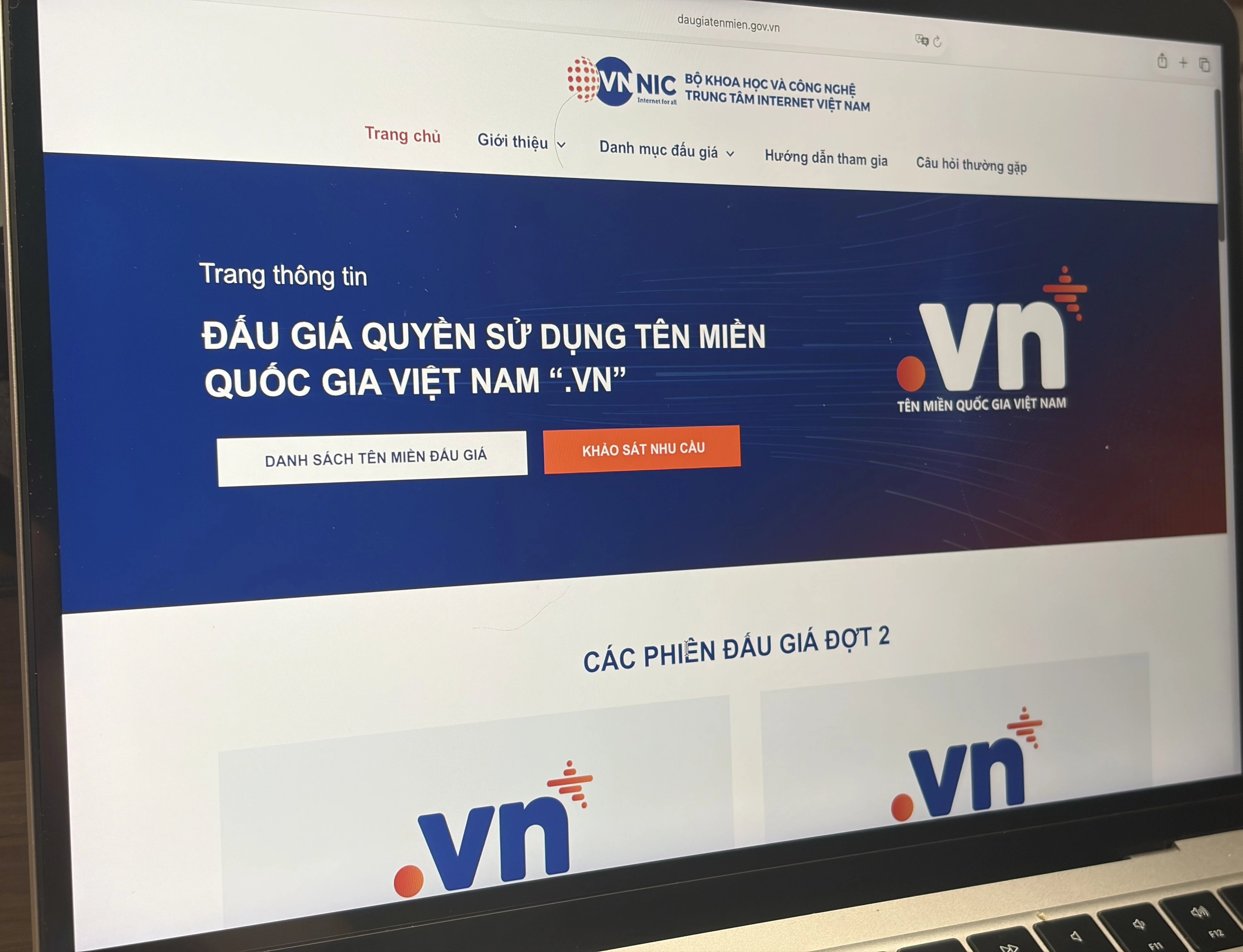Chi 2 ky tu, ten mien nay duoc tra gia hon 100 trieu dong hinh anh