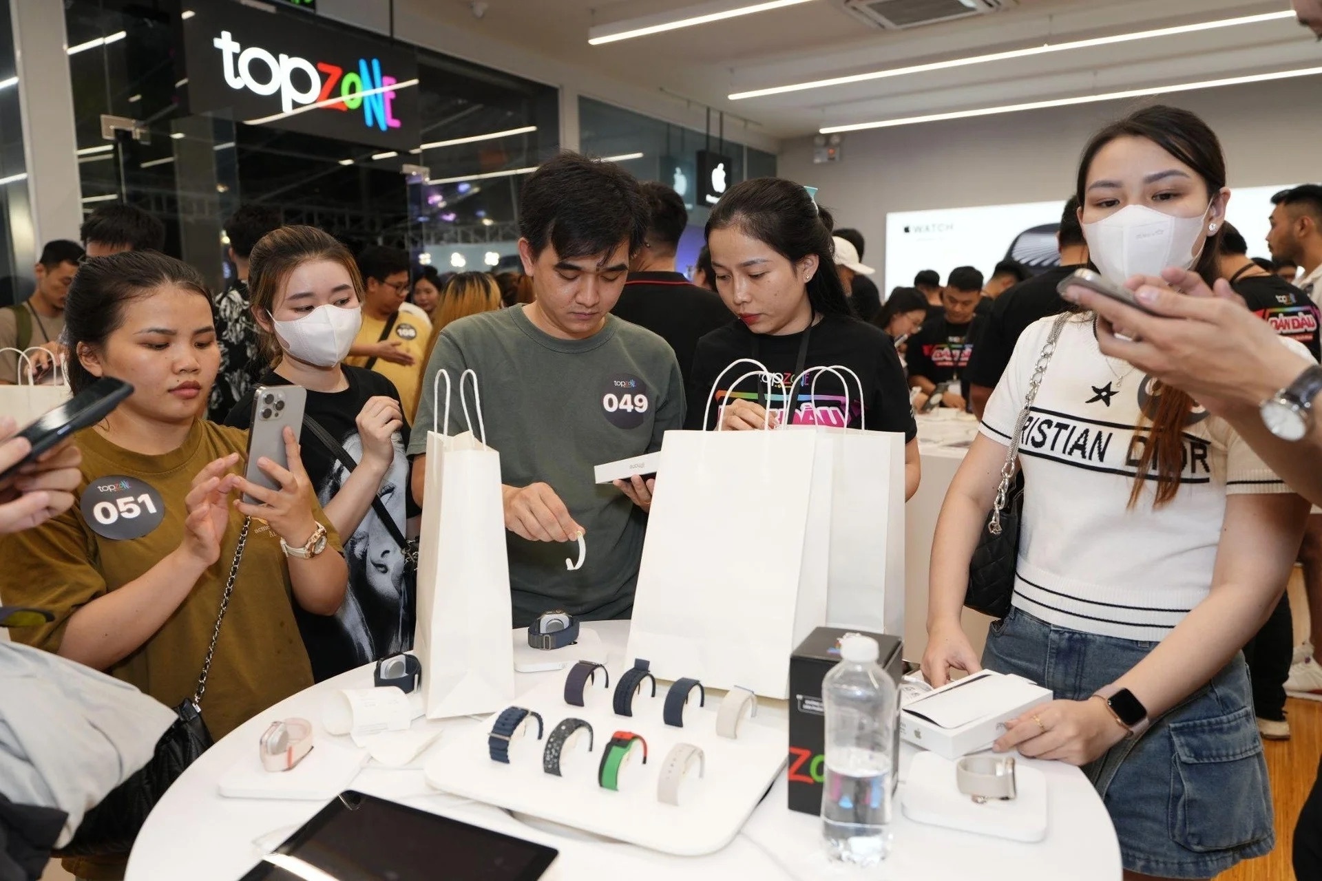 Ho&agrave;ng H&agrave; Mobile,  tiền cọc,  doanh thu,  đặt trước ảnh 1