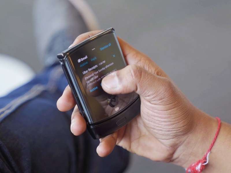 Motorola Razr 5G ra mat, gia dat hon iPhone 11 hinh anh