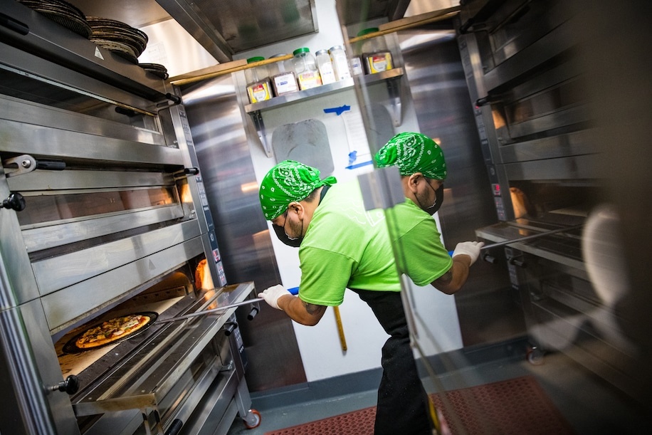 Bung no 'bep ma' o My trong dai dich Covid-19 hinh anh