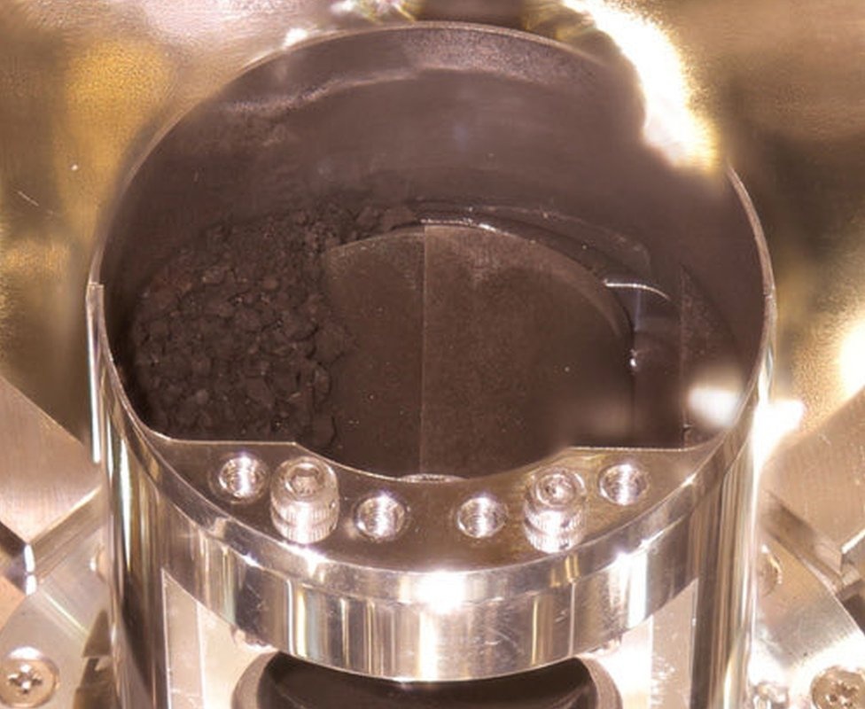 Mau vat ngoai hanh tinh do tau vu tru Nhat Ban mang ve Trai Dat hinh anh