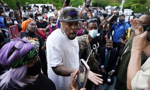 Canh sat ban tu vong nguoi da mau anh 2