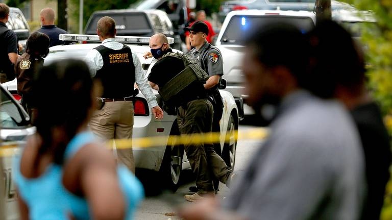 Nguoi da den bi si quan canh sat ban chet o My hinh anh