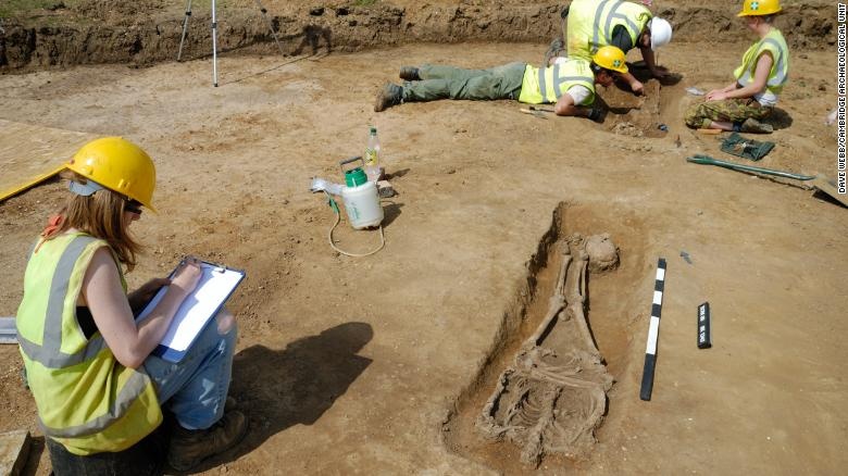 17 hai cot mat dau thoi La Ma anh 1