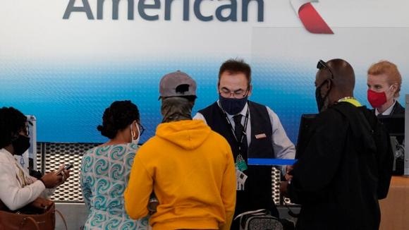 Chuyen bay bi hoan vi hanh khach khong deo khau trang anh 1