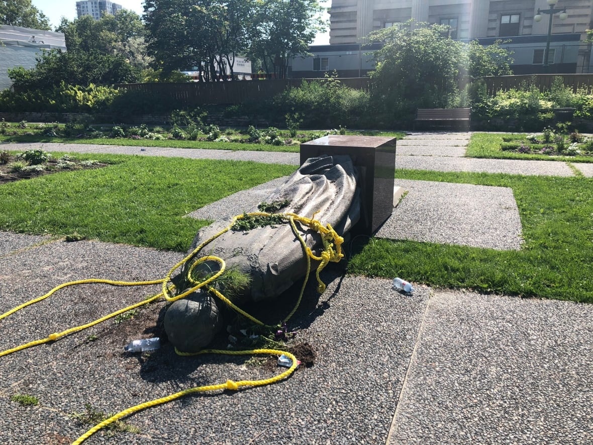 Nguoi Canada keo do tuong nu hoang Anh sau vu phat hien mo tre em hinh anh