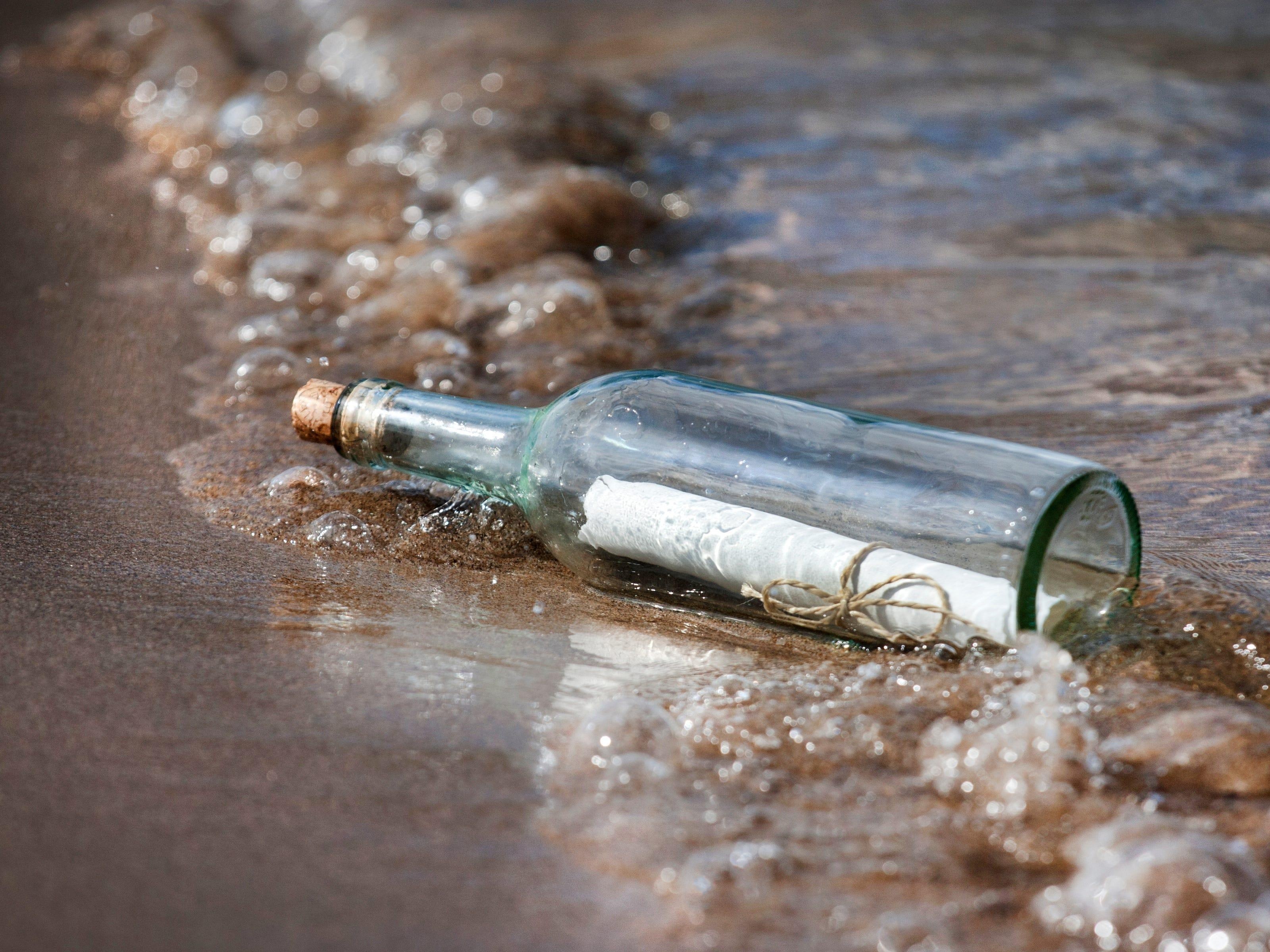 La thu trong chai duoc tim thay sau 37 nam troi dat hinh anh