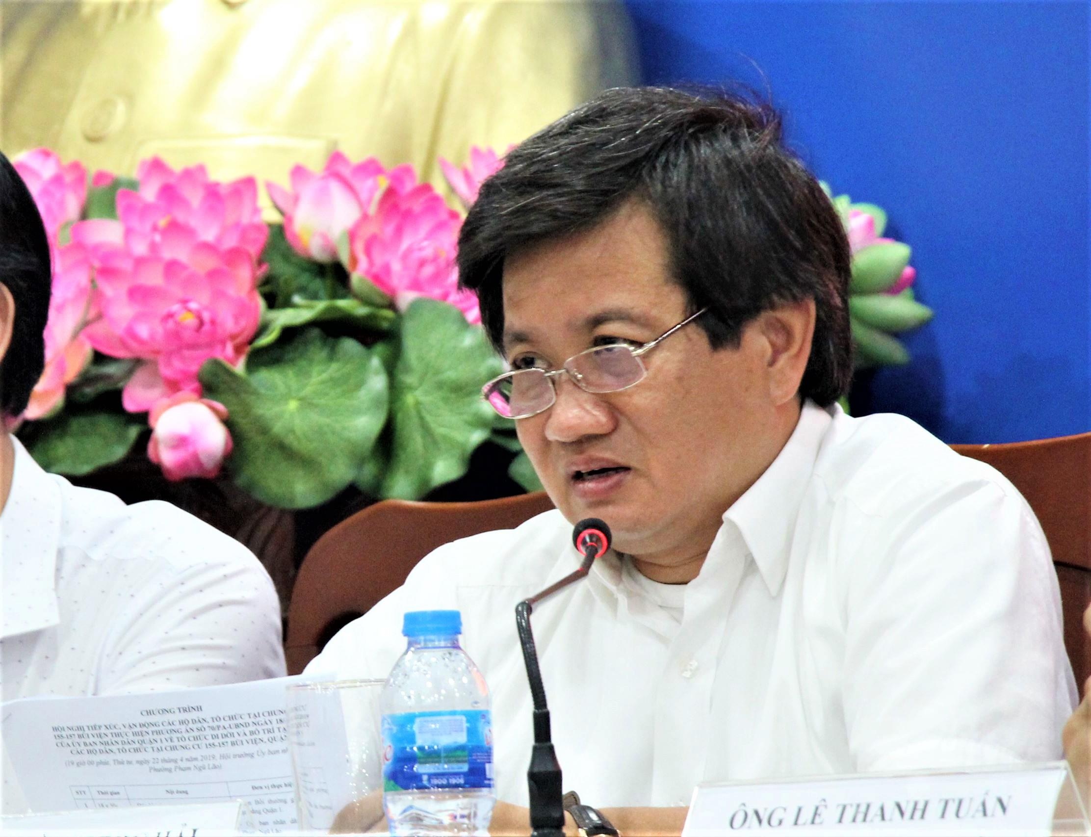 Ong Doan Ngoc Hai thuyet phuc nguoi dan roi chung cu sap sap o pho Tay hinh anh