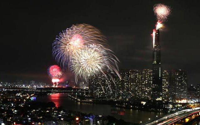 Nhieu tuyen duong cam xe trong dem ban phao hoa o Sai Gon hinh anh