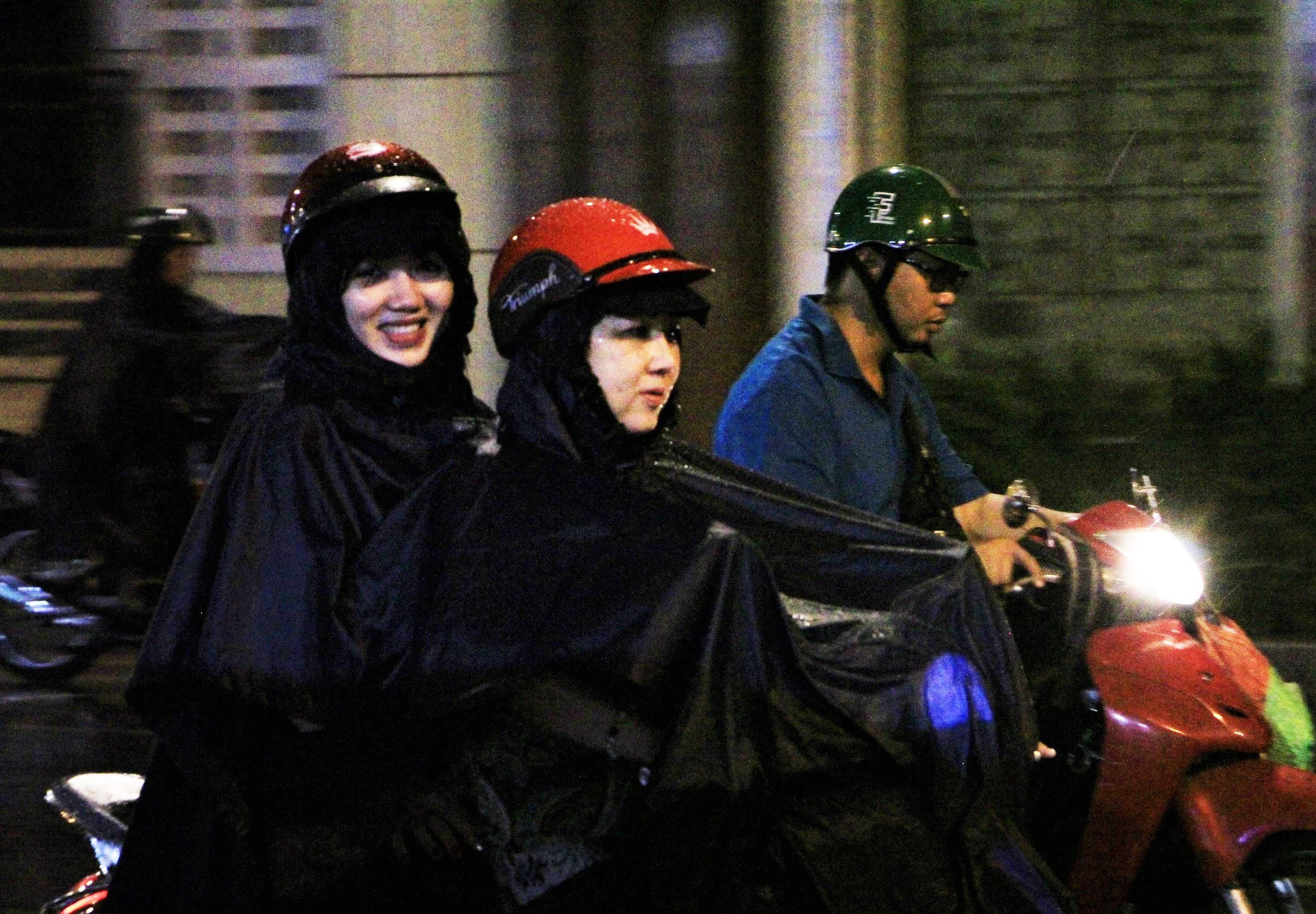 Nguoi Sai Gon bat ngo don mua giai nhiet sau ky nghi le hinh anh