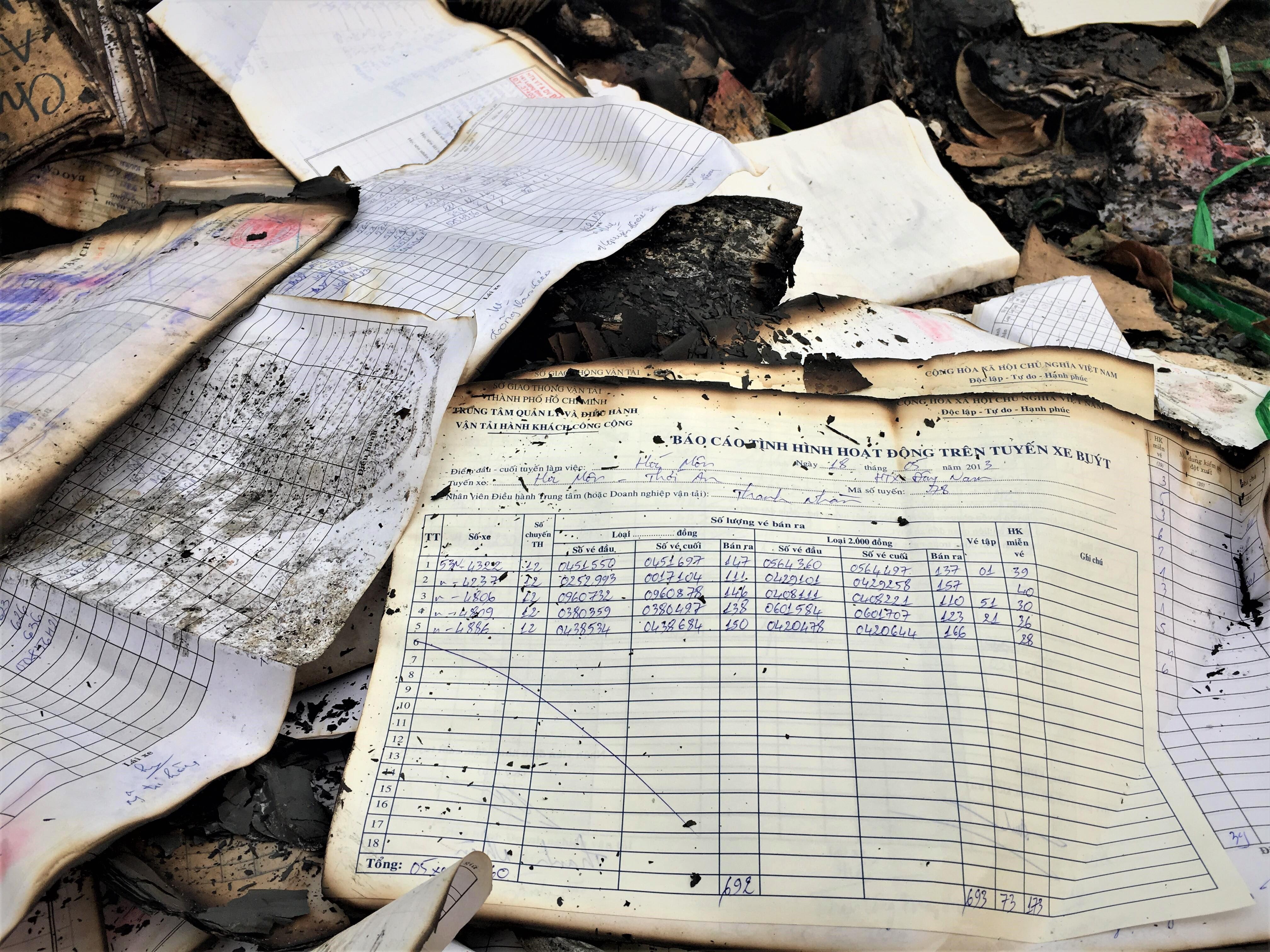 Chay nha kho chua tai lieu xe buyt o Sai Gon hinh anh