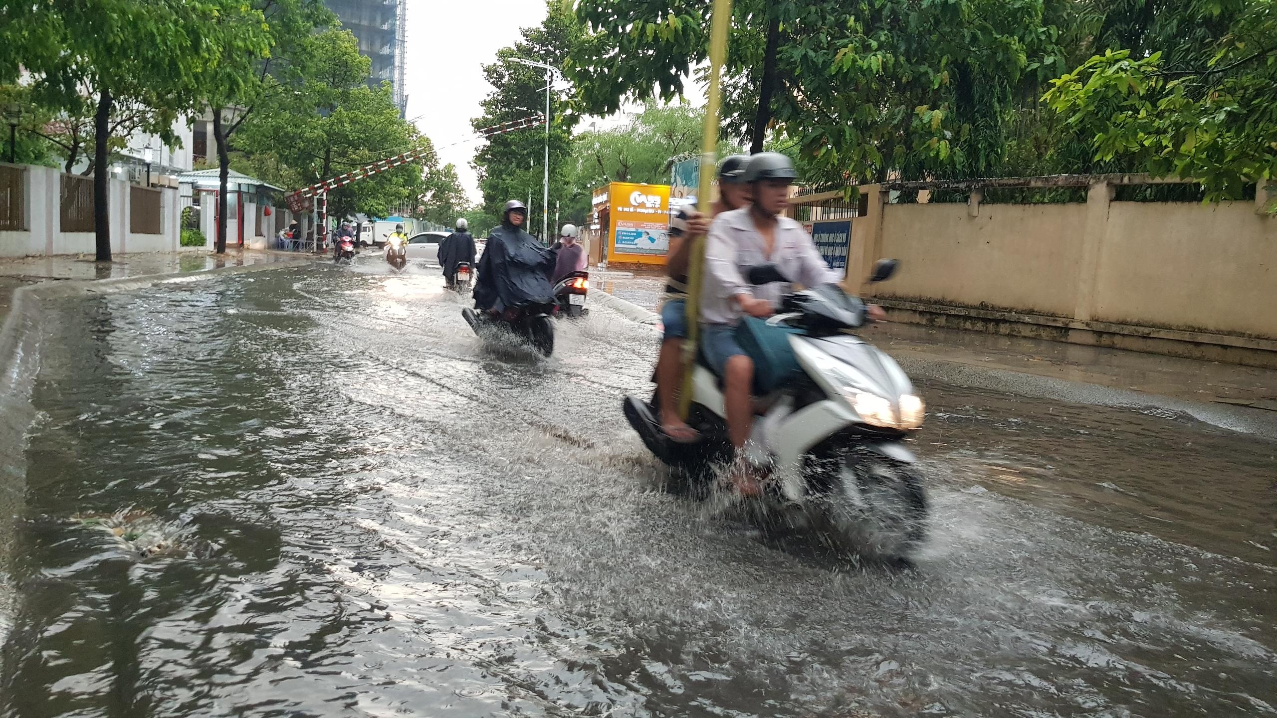 mua chuyen mua o Sai Gon anh 1