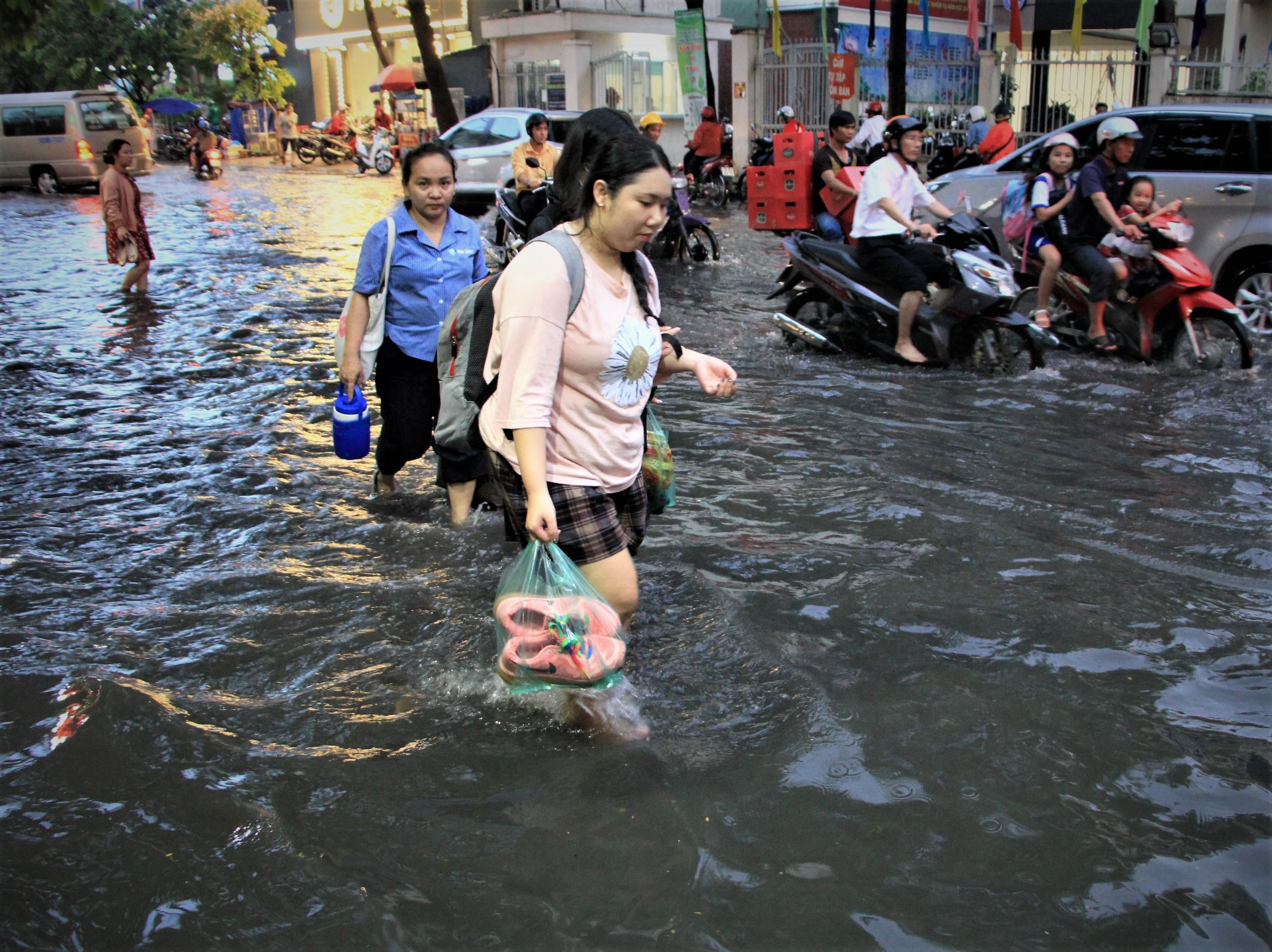 Sai Gon mua chuyen mua, nhieu tuyen duong bi ngap hinh anh
