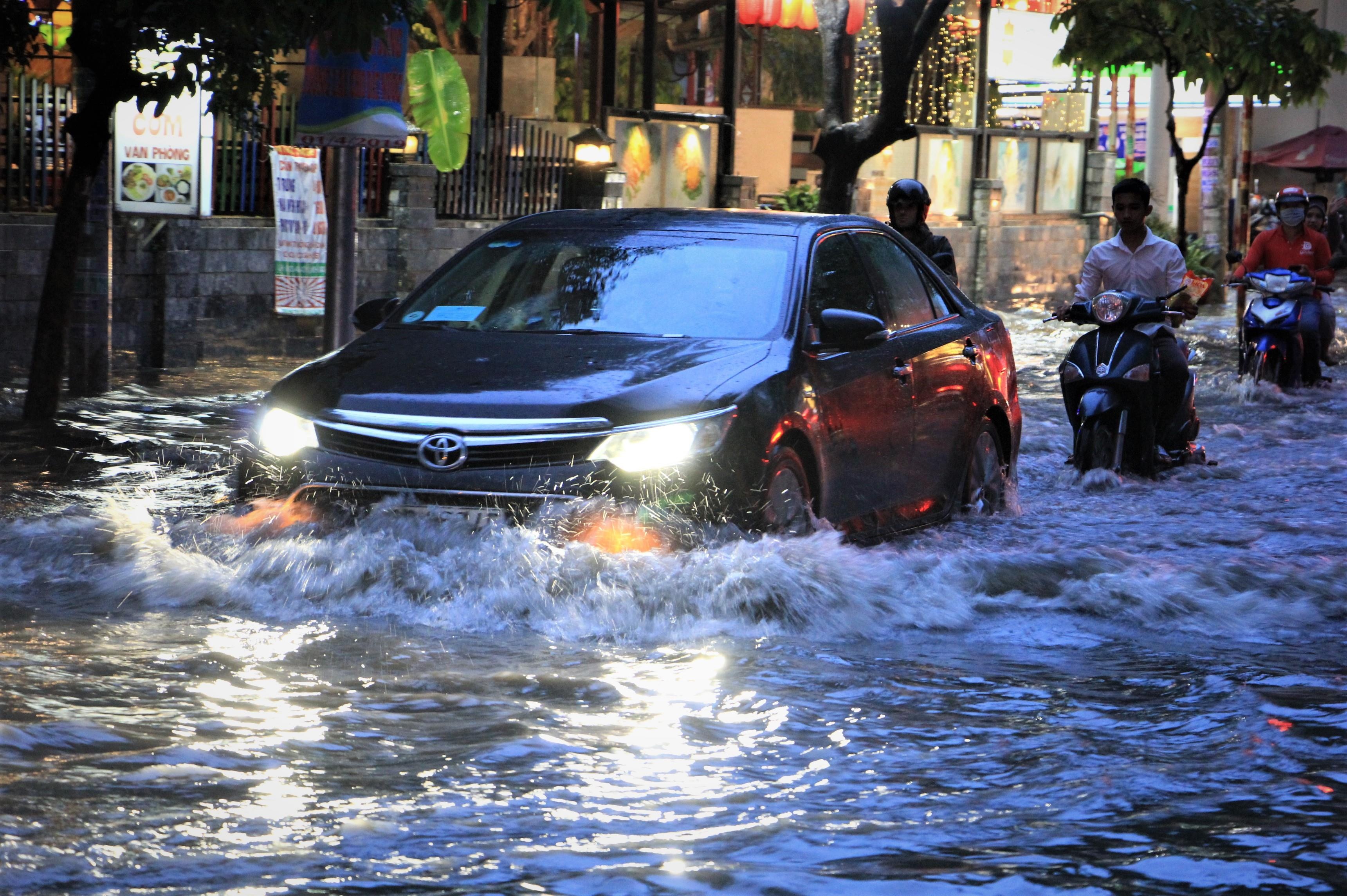 Sai Gon chinh thuc vao mua mua, ngap bua vay pho nha giau Thao Dien hinh anh