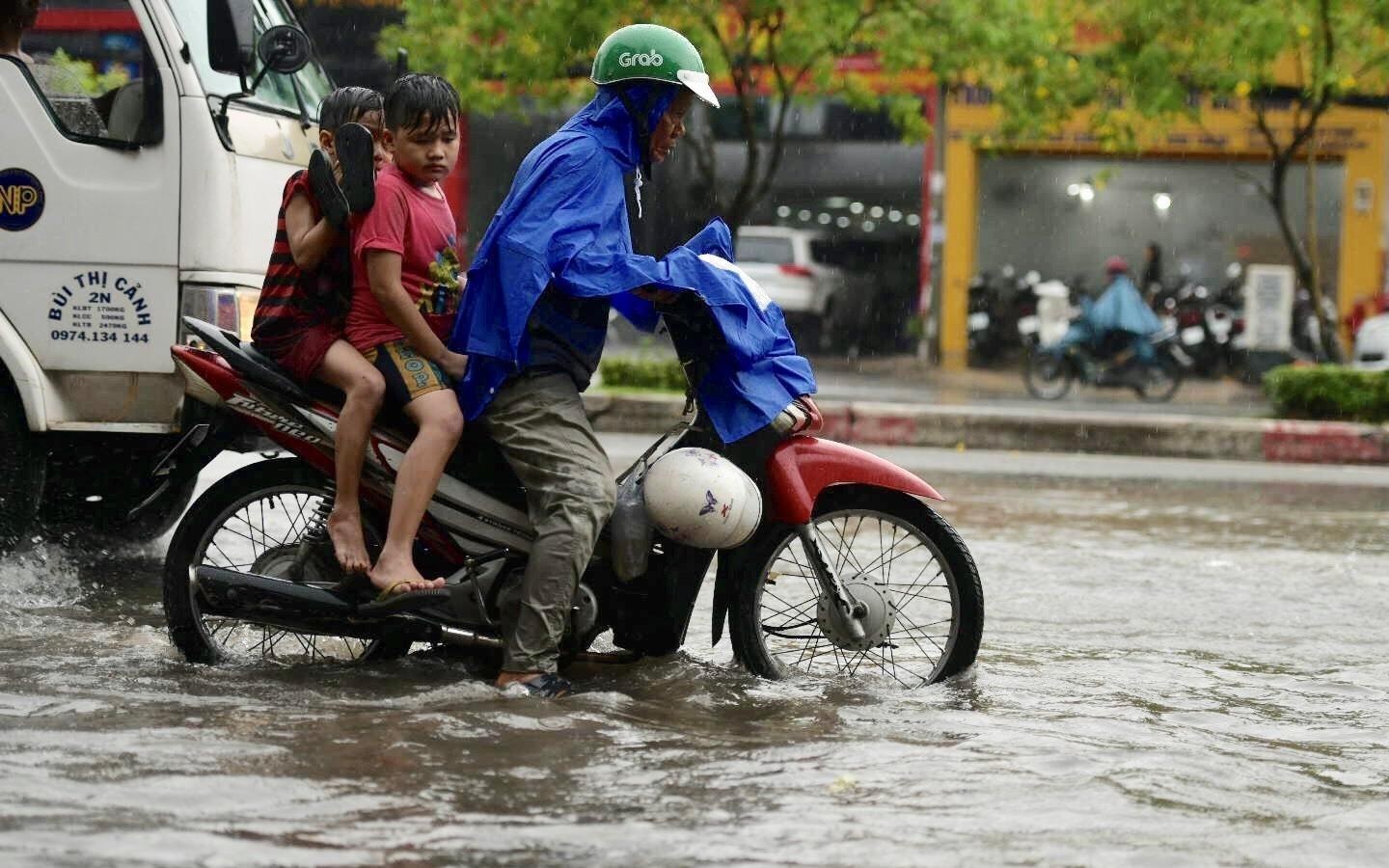 Vi sao duong Nguyen Huu Canh van ngap du co may bom? hinh anh