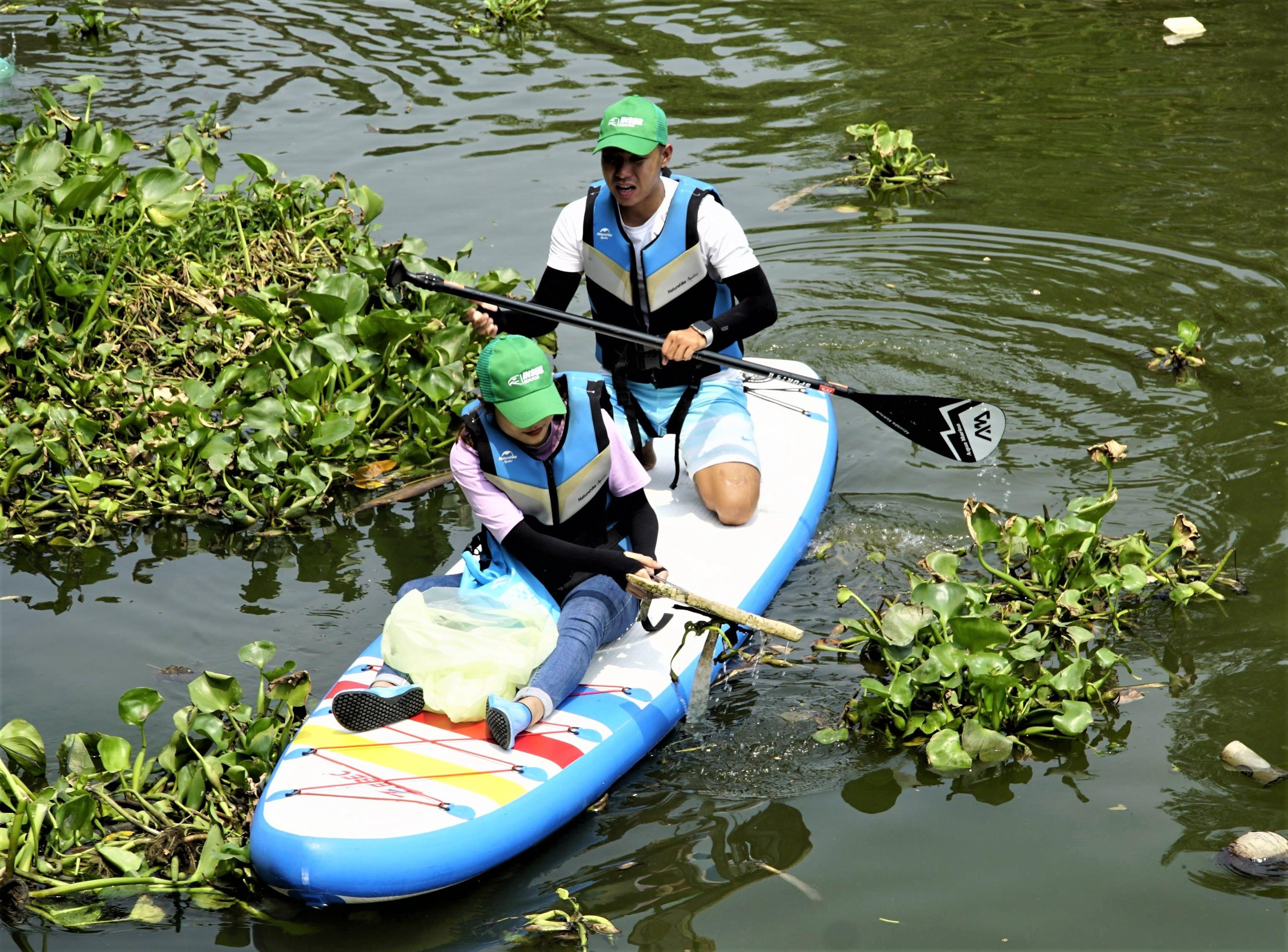 Nuoc song Sai Gon chua nhieu hat vi nhua anh huong den suc khoe hinh anh