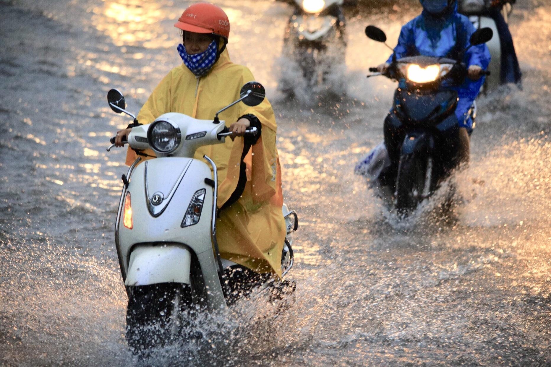 Sai Gon mua lon trong 2 ngay toi, nhieu tuyen duong co the ngap sau hinh anh