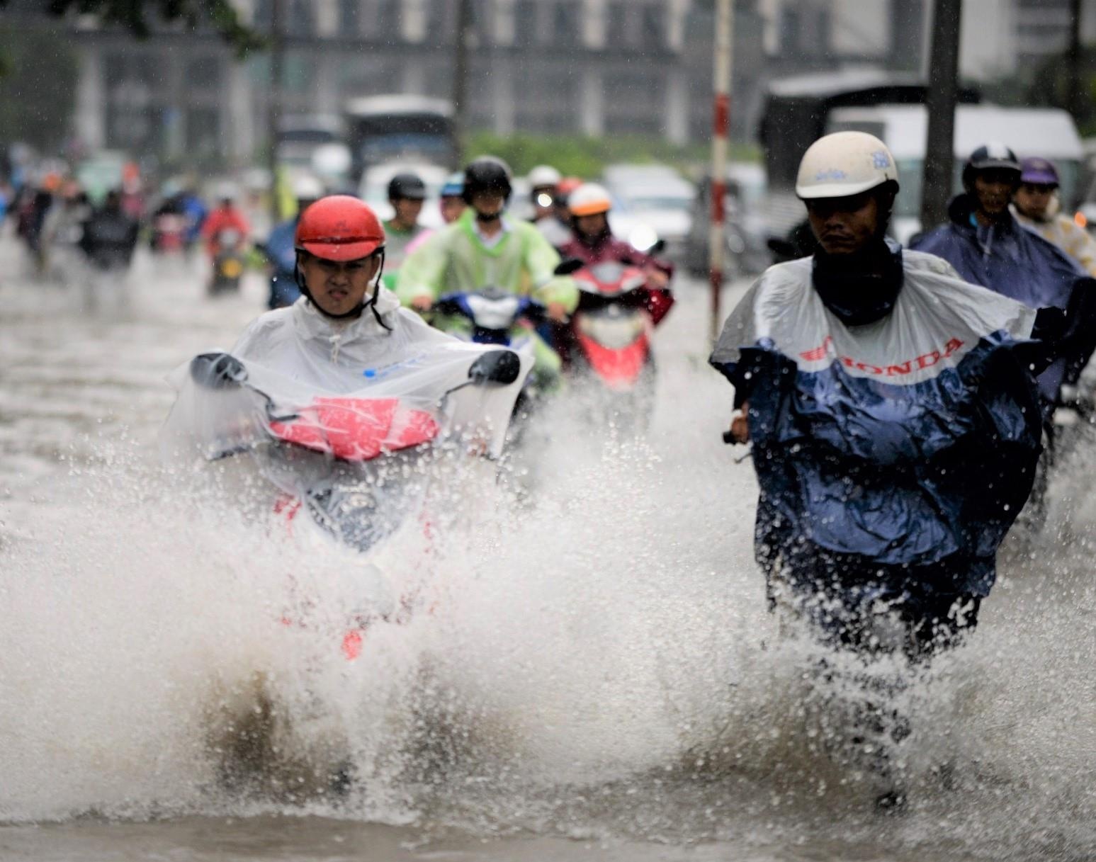 Duong Nguyen Huu Canh se het ngap ma khong can may bom? hinh anh