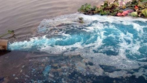 Nuoc thai tu nha may trong KCN Bien Hoa 1 do thang ra song Dong Nai hinh anh