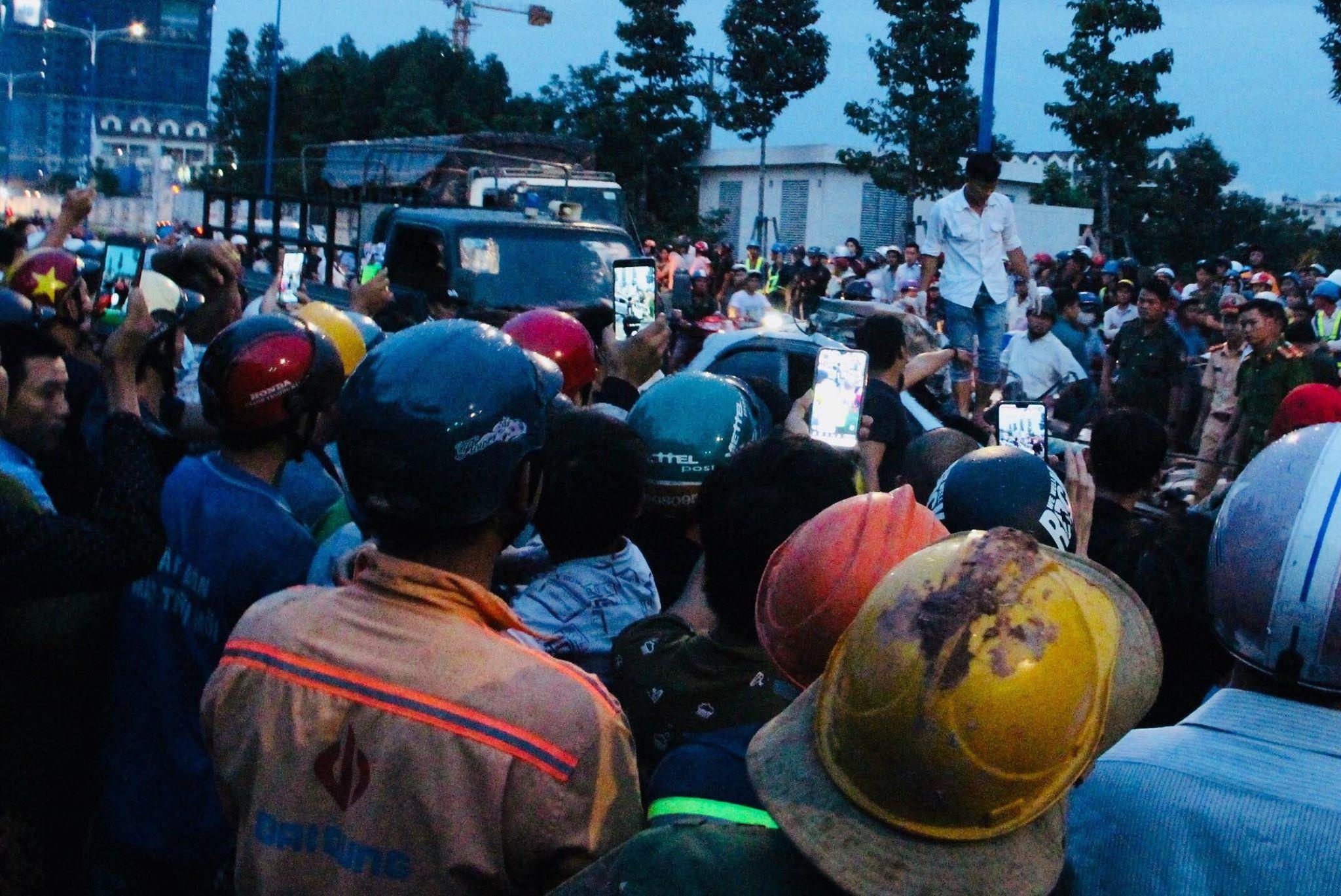 Ôtô con tông xe tải ảnh 2 Oto con tong xe tai anh 2