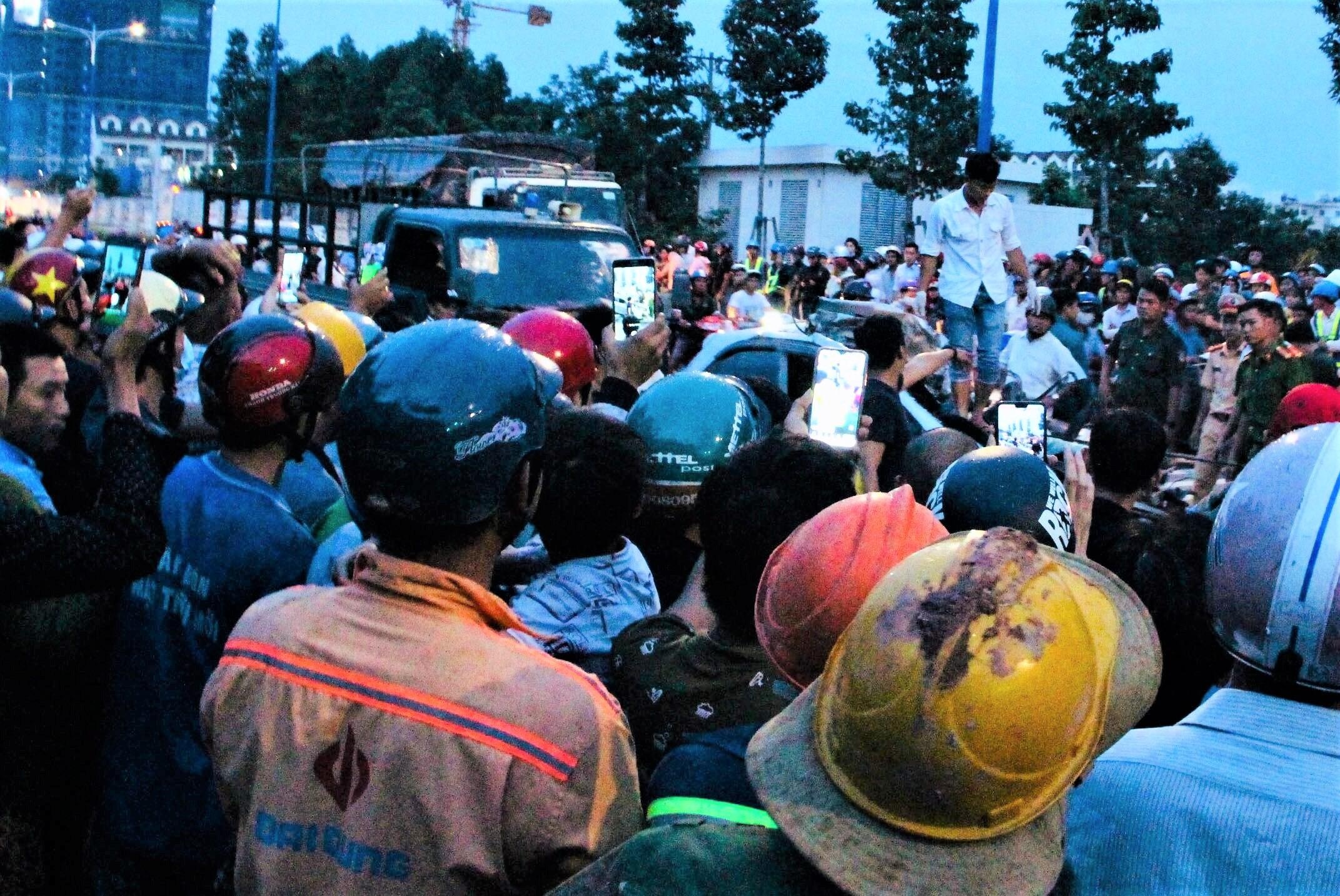 Treo len cay de livestream canh tai nan giao thong chet nguoi hinh anh