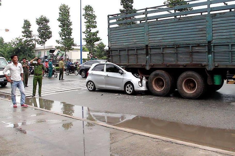 Ôtô con tông xe tải ảnh 1 Oto con tong xe tai anh 1