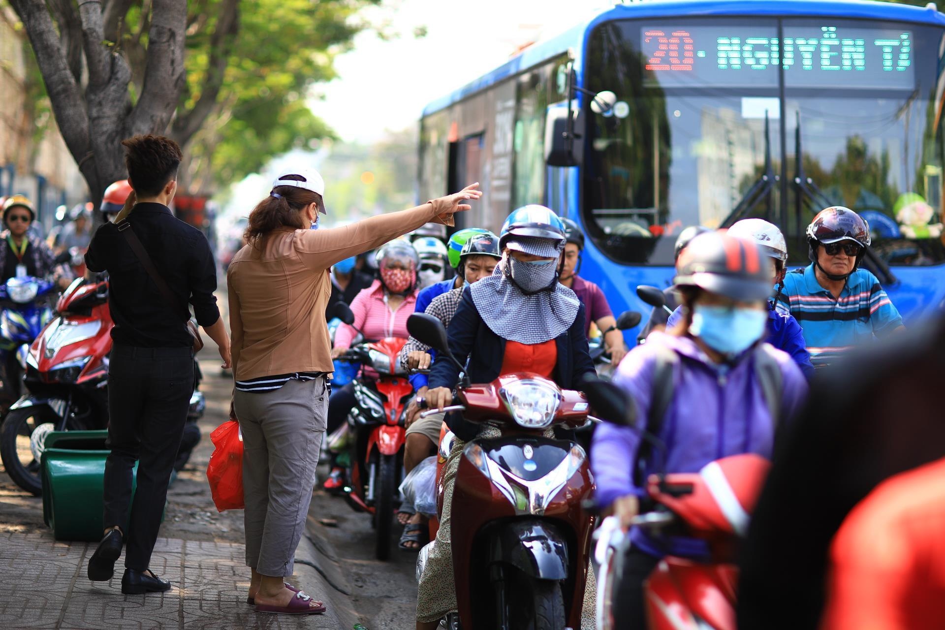 Danh lan duong rieng cho xe buyt tren 2 tuyen duong dong duc o Sai Gon hinh anh