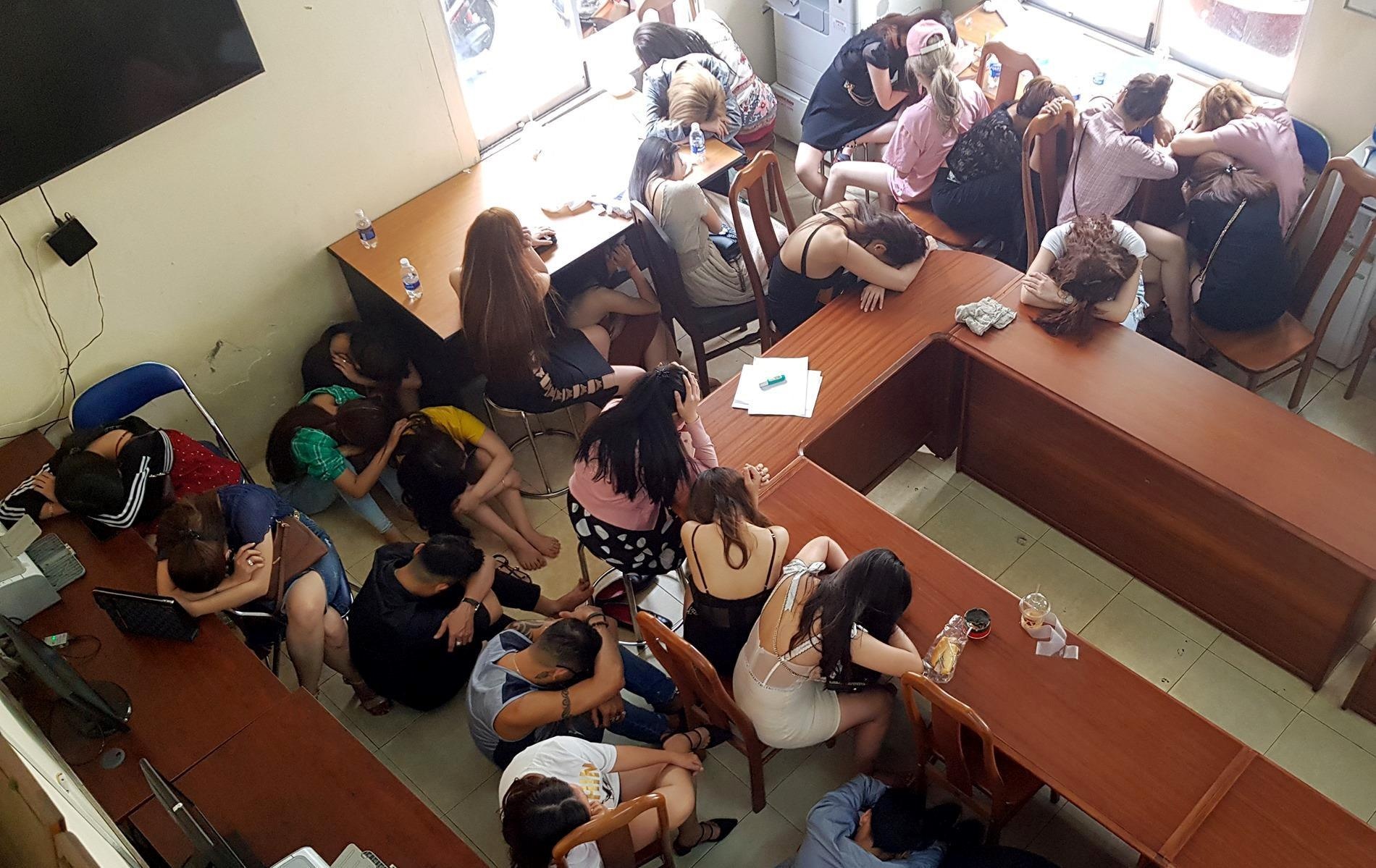 nhan vien mac do noi y tiep khach, anh 2