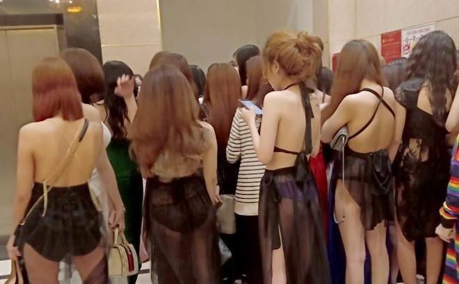 nhan vien mac do noi y tiep khach, anh 1