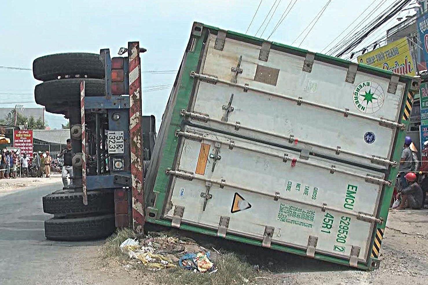 De nghi phat tai xe xe container khong khoa gu co dinh ro mooc hinh anh