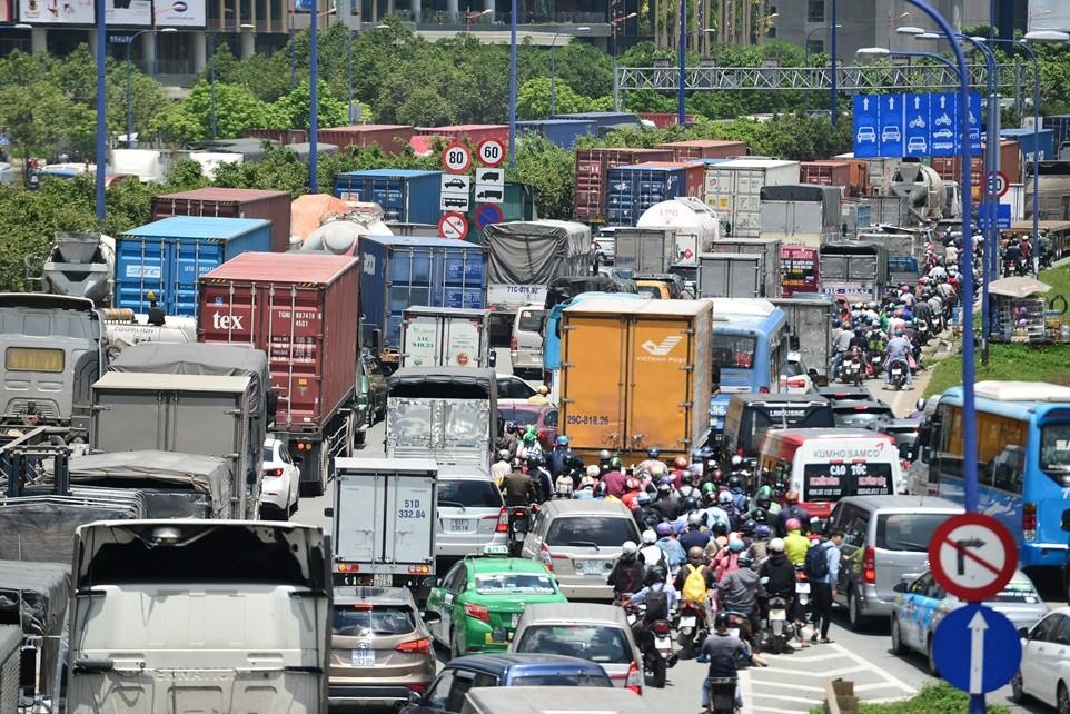 Them 2 phuong an giai cuu ket xe khu vuc cang Cat Lai hinh anh