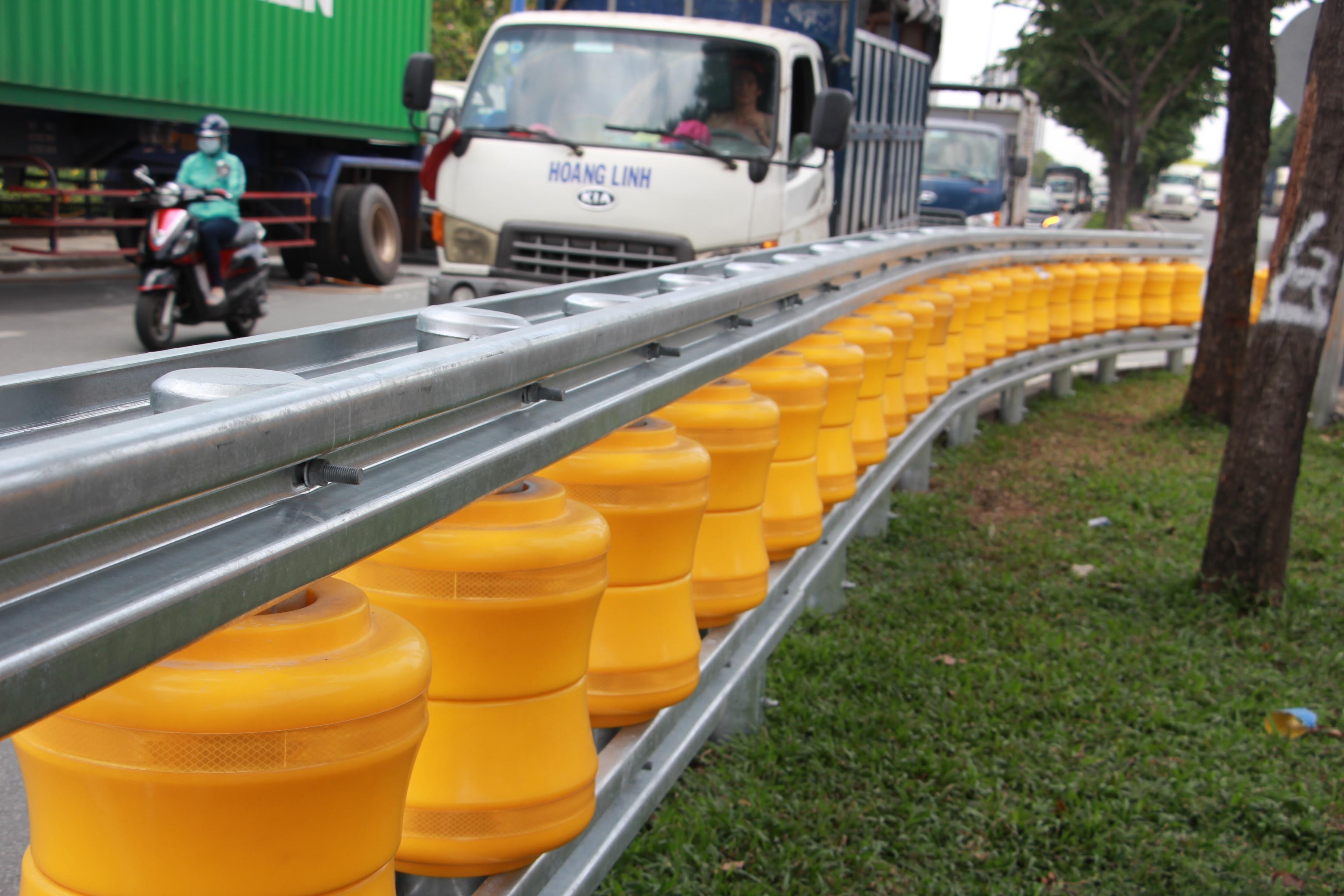 Hai day ho lan banh xoay chong lat xe dau tien o Sai Gon hinh anh