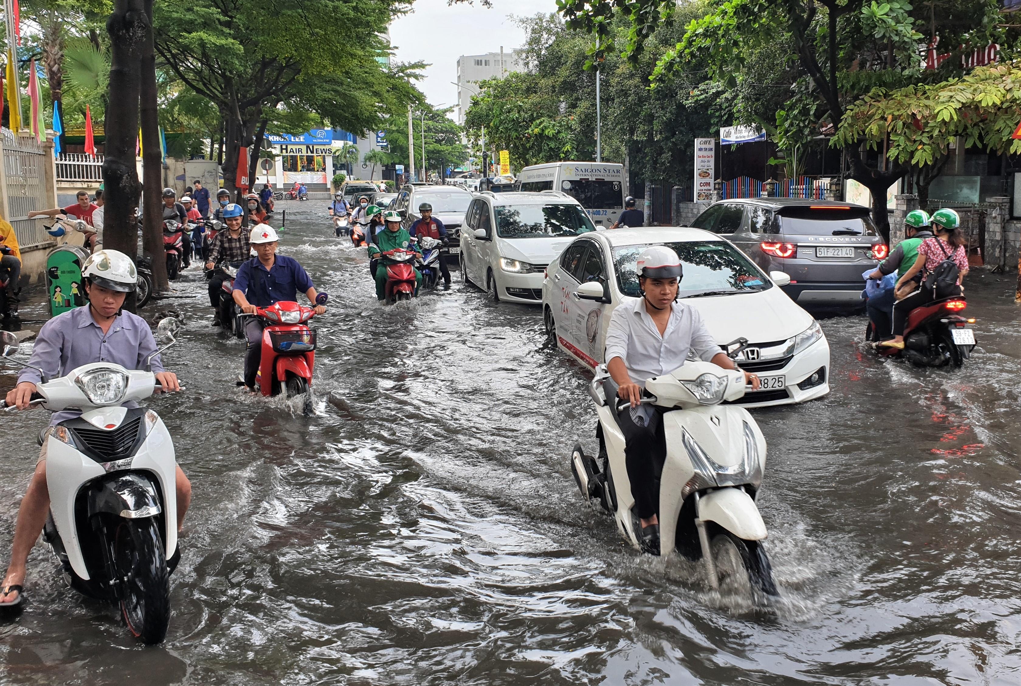 Pho 'nha giau' Thao Dien ngap sau, dan bi bom loi nuoc den ngom hinh anh